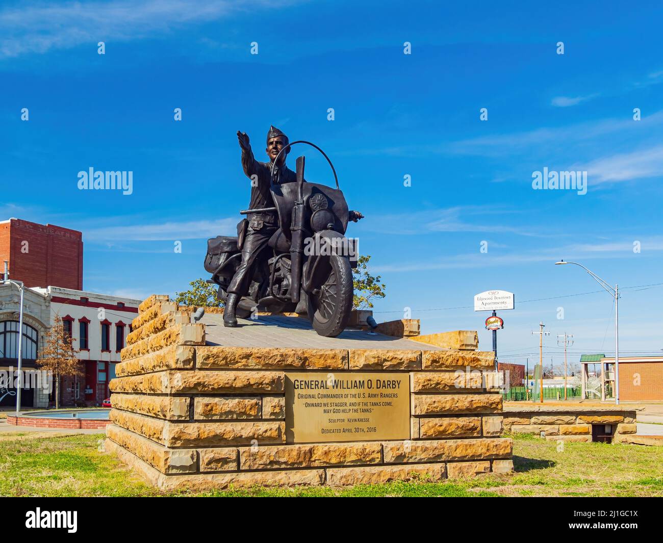 Arkansas, MAR 20 2022 - Vista soleggiato del Parco della Cisterna con la statua dell'eroe della seconda Guerra Mondiale Foto Stock