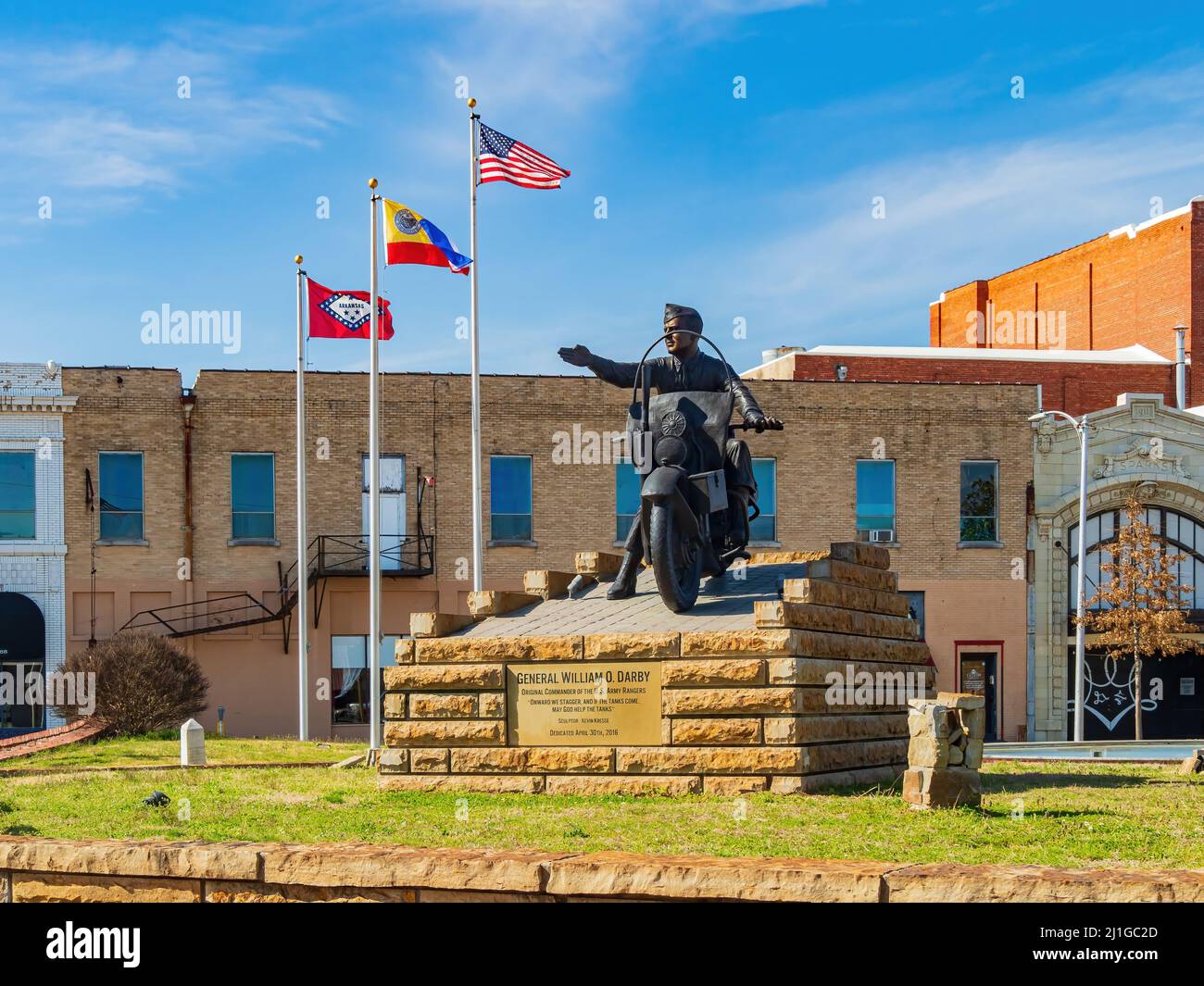 Arkansas, MAR 20 2022 - Vista soleggiato del Parco della Cisterna con la statua dell'eroe della seconda Guerra Mondiale Foto Stock