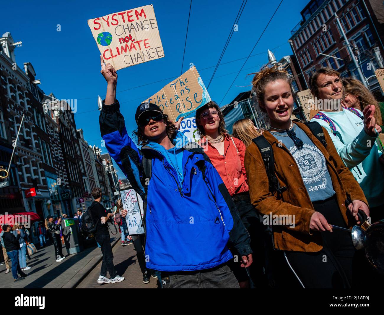 I manifestanti tengono dei cartelli che esprimono il loro parere durante la dimostrazione. Tre anni dopo il primo sciopero scolastico globale, i segni del successo del movimento per il clima giovanile sono ovunque. #FridaysForFuture è un movimento iniziato nell'agosto 2018, dopo che Greta Thunberg, 15 anni, si è seduto di fronte al parlamento svedese ogni giorno scolastico per tre settimane, per protestare contro la mancanza di azione sulla crisi climatica. Ad Amsterdam, non solo gli studenti, ma gli insegnanti e gli attivisti del clima si sono riuniti nel centro della città per continuare a chiedere una migliore politica climatica e per fermare la distruzione delle terre di MAPA Foto Stock