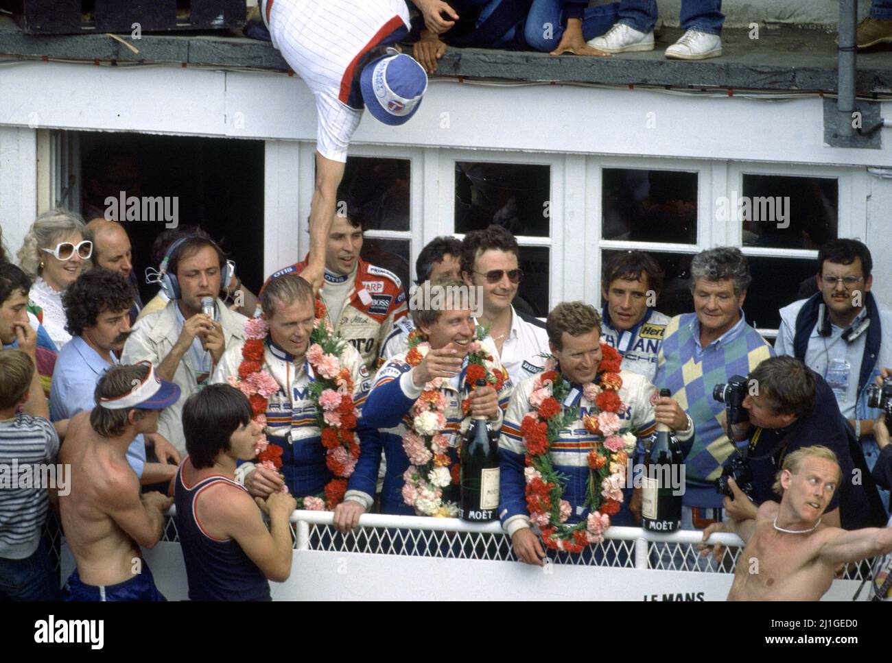 Vern Schuppan (AUS) Hurley Haywood (USA) al Holbert (USA) Porsche 956 Turbo CL C Rothmans Porsche 1st posizione festeggia il podio Foto Stock