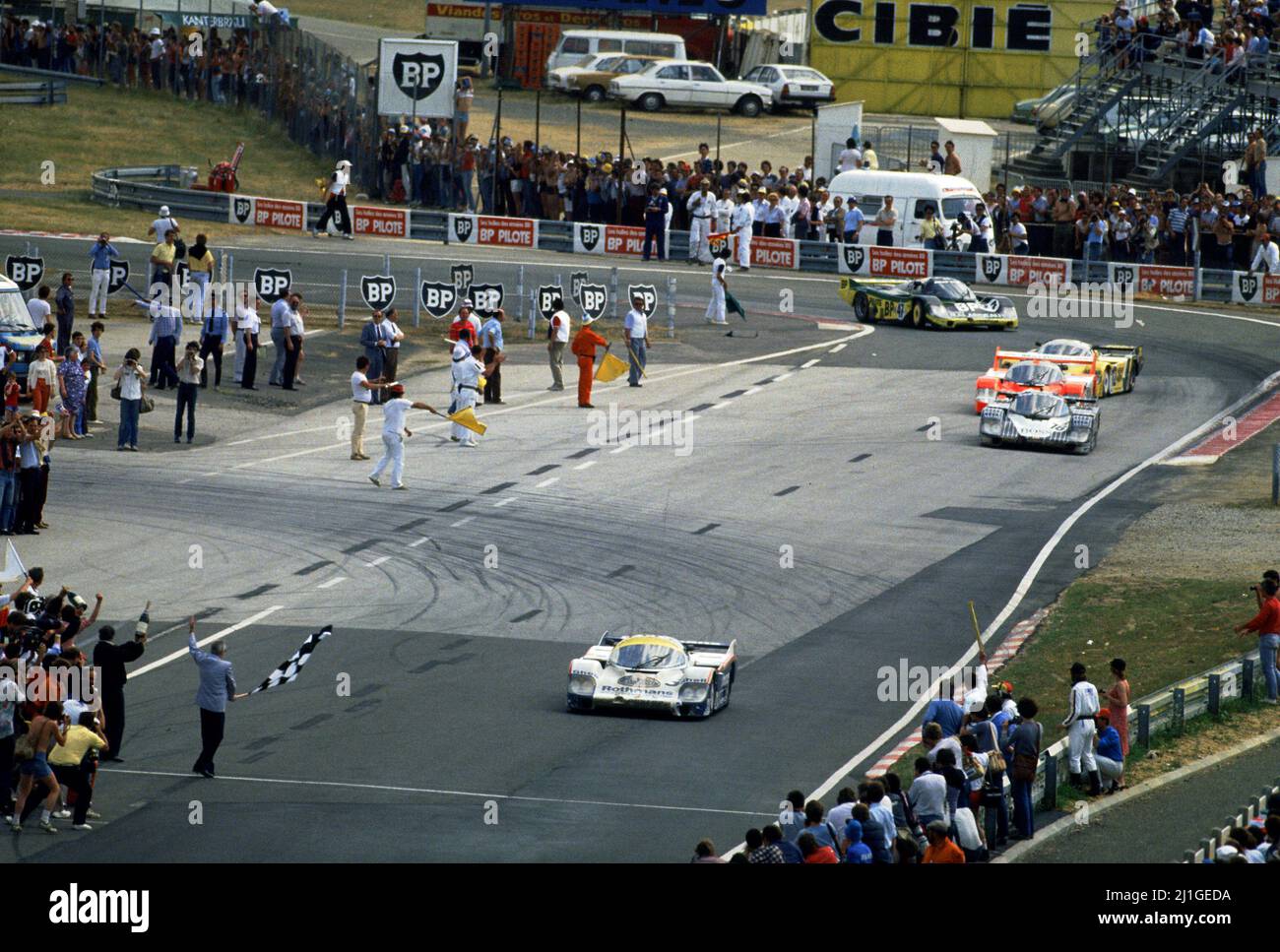 Vern Schuppan (AUS) Hurley Haywood (USA) al Holbert (USA) Porsche 956 Turbo CL C Rothmans Porsche 1st posizione prendere bandiera a scacchi Foto Stock