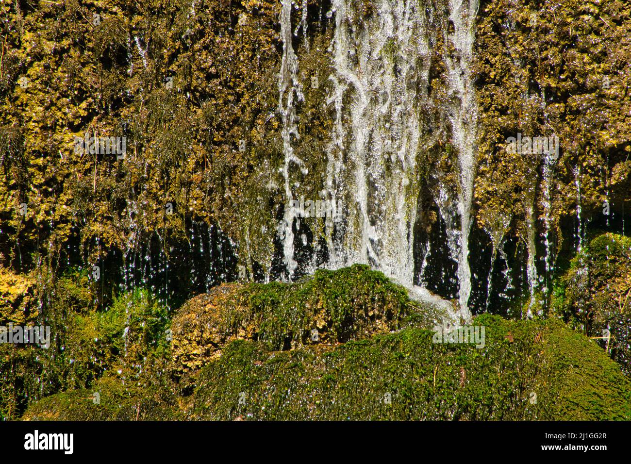 Primo piano dell'acqua che cade dalla roccia Foto Stock