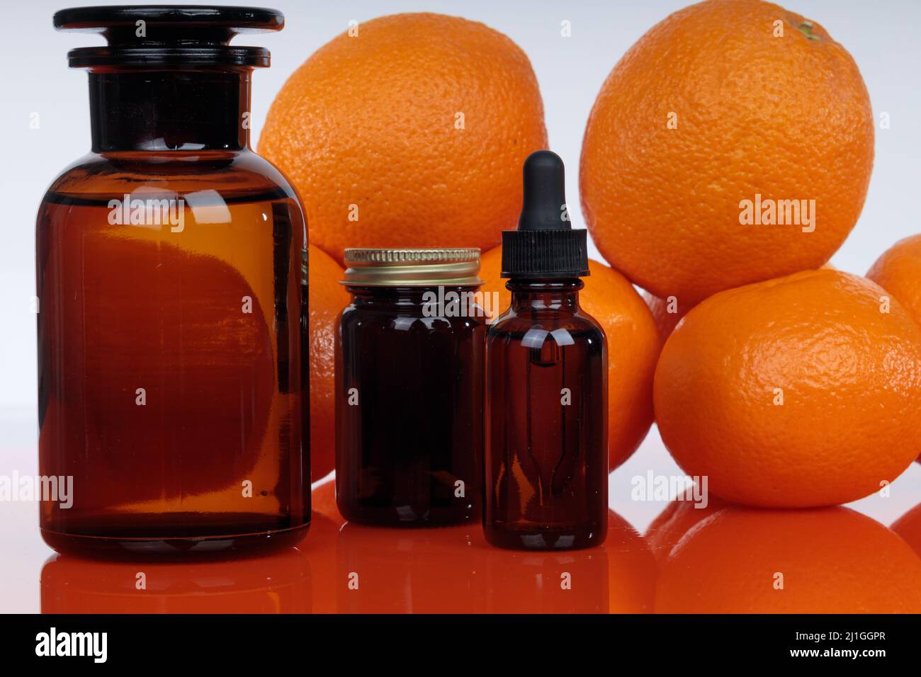 Flacone di medicinale sullo sfondo di ovati arancioni. Foto Stock