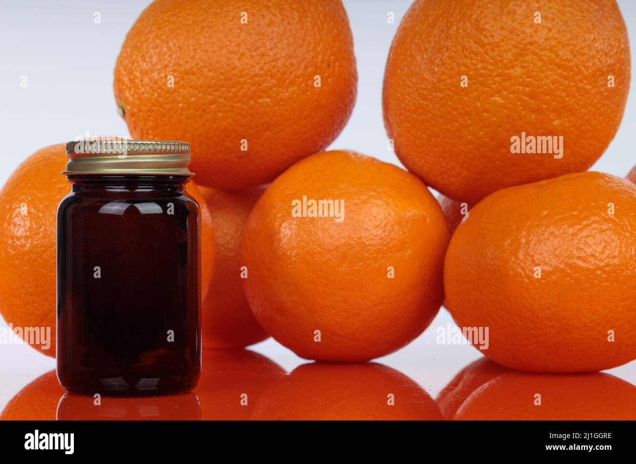 Flacone di medicinale sullo sfondo di ovati arancioni. MOCK-UP, rimedi naturali. Foto Stock