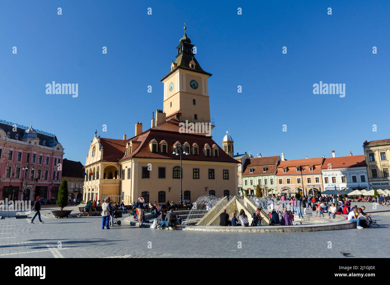 Vista generale della Piazza del Consiglio nel centro storico di Brasov, Romania. La Casa del Consiglio domina il centro dell'immagine - Foto: Geopix Foto Stock