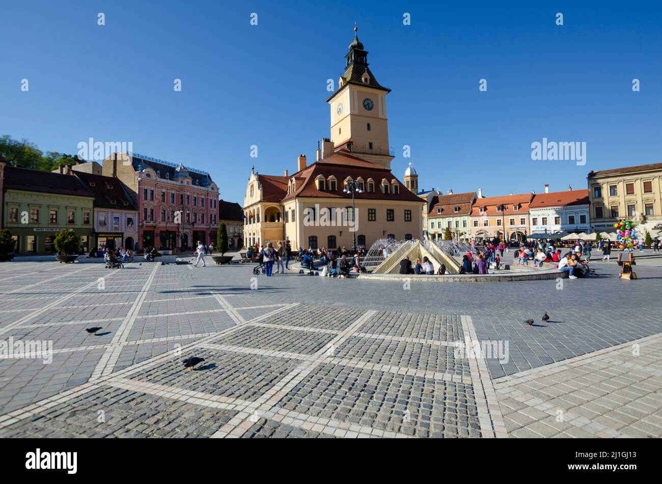 Vista generale della Piazza del Consiglio nel centro storico di Brasov, Romania. La Casa del Consiglio domina il centro dell'immagine - Foto: Geopix Foto Stock
