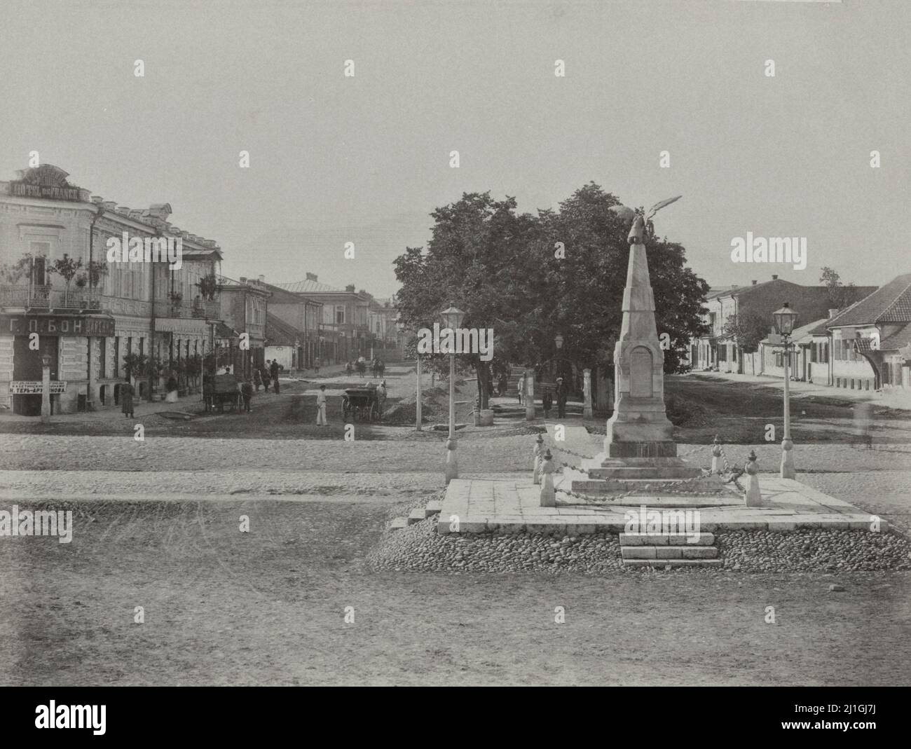 Foto d'epoca di Vladikavkaz: Monumento a Arkhip Osipovv, hotel 'France', Alexandrovsky Prospekt. Impero russo. 1890-1900 Arkhip Osipova (1802-1840) i Foto Stock