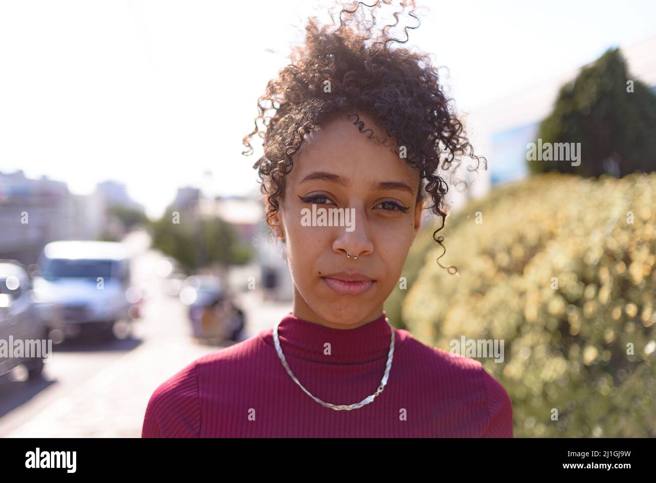 Giovane donna nera ritratto all'aperto in background urbano Foto Stock