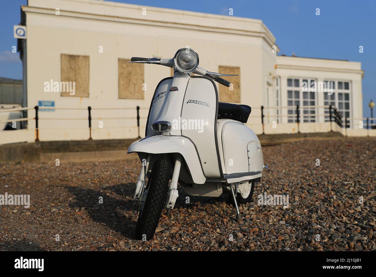 Italiano Innocenti Lambretta SX150 scooter a motore, fotografato sul lungomare di Worthing, il molo, il Duomo, barca da pesca Foto Stock