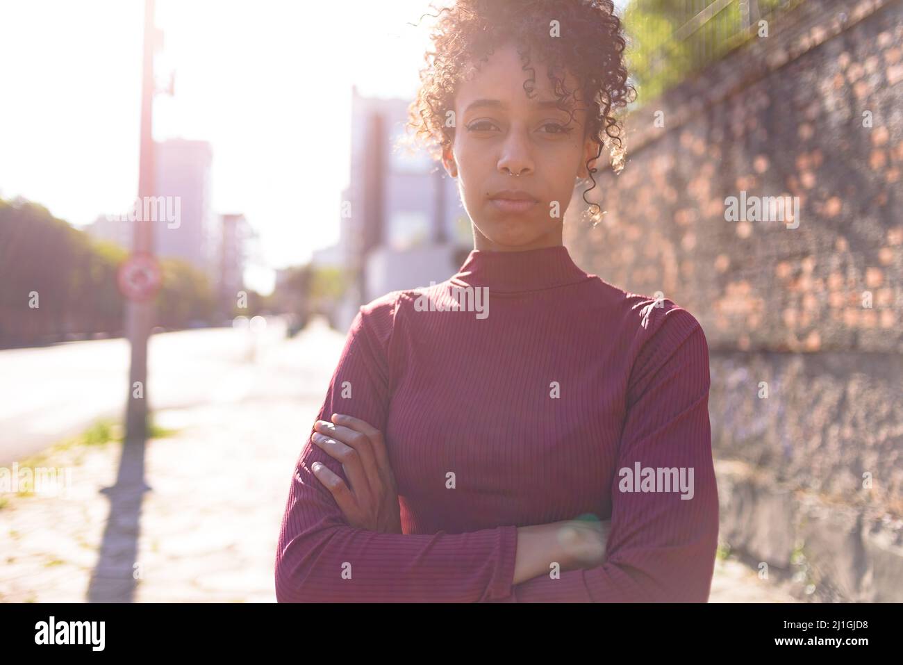 Giovane donna nera ritratto all'aperto in background urbano Foto Stock