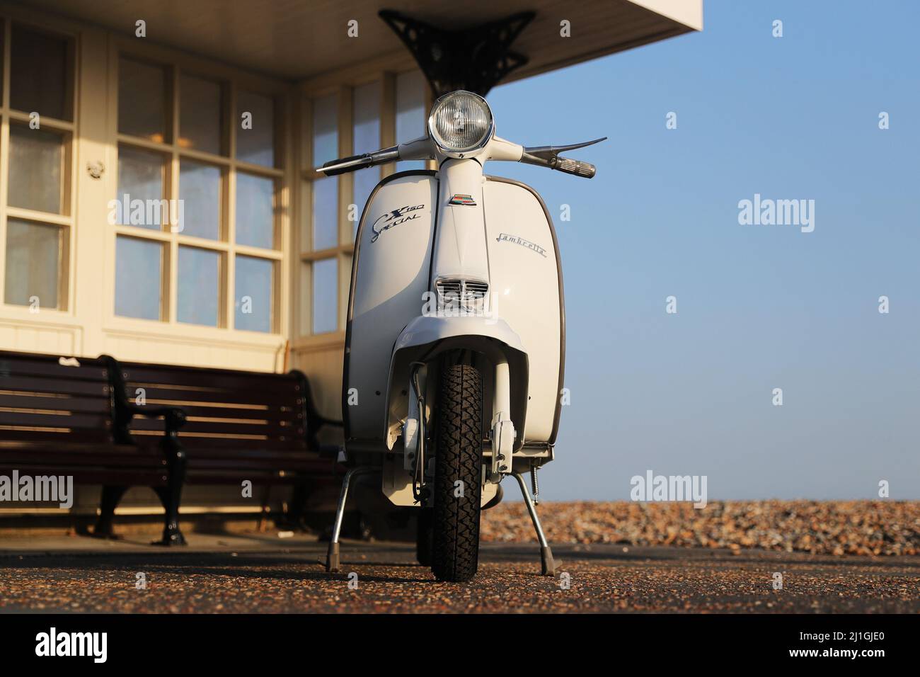 Italiano Innocenti Lambretta SX150 scooter a motore, fotografato sul lungomare di Worthing, il molo, il Duomo, barca da pesca Foto Stock