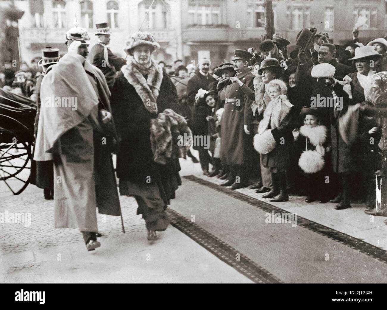 Foto d'archivio della duchessa tedesca Cecilie di Prussiano di fronte al Teatro dell'Opera di Charlottenburg. 1914 Duchessa Cecilie Auguste Marie di Meckl Foto Stock