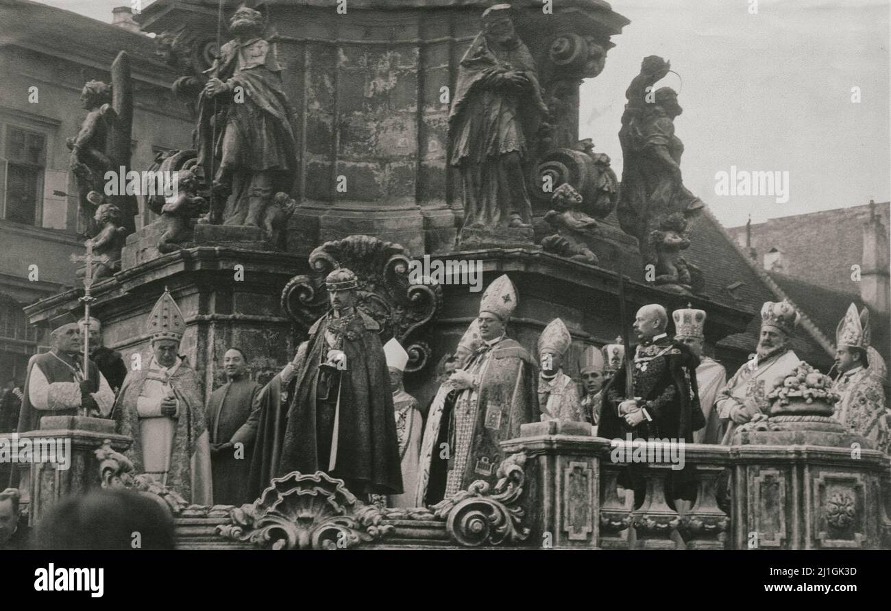 Foto archivistica dell'imperatore Carlo i d'Austria, presta giuramento di fedeltà come re Carlo IV d'Ungheria sulla piazza di fronte al Mathias Churc Foto Stock