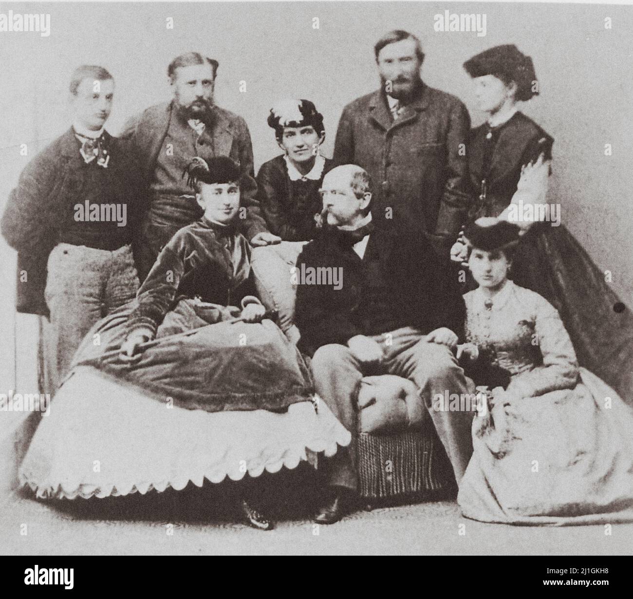 Ritratto di gruppo di otto von Bismarck con la famiglia e gli amici su Rügen. 1866 otto, principe di Bismarck, conte di Bismarck-Schönhausen, duca di Lauenburg Foto Stock
