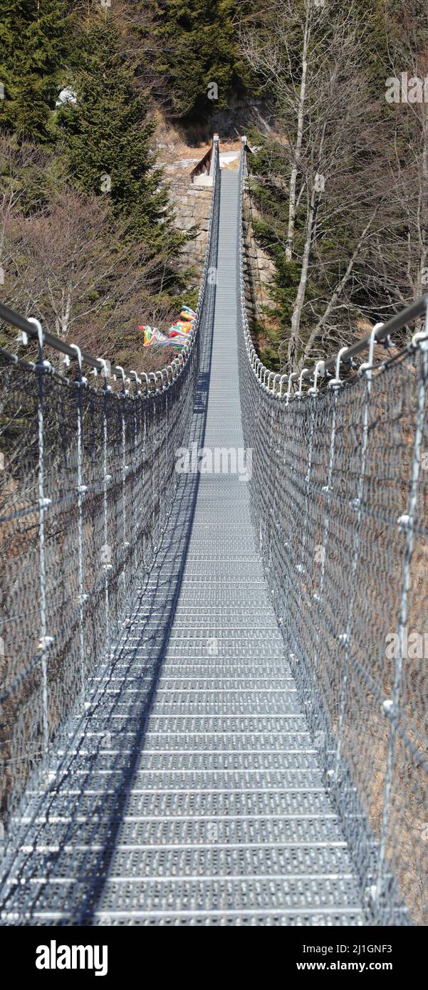 Lungo ponte sospeso tibetano realizzato con funi d'acciaio senza persone Foto Stock