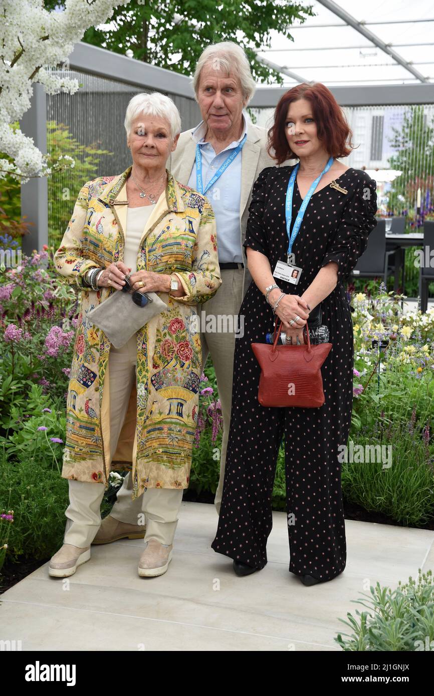 Dame Judi Dench, David Mills, Finty Williams, RHS Chelsea Flower Show, Royal Hospital, Londra. REGNO UNITO Foto Stock
