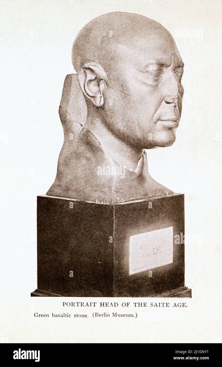 Antico Egitto. Tardo periodo dell'antico Egitto, dinastia Saite (dinastia del 26th). Illustrazione di 1912 testa verticale dell'età saite. Pietra basaltica verde Foto Stock