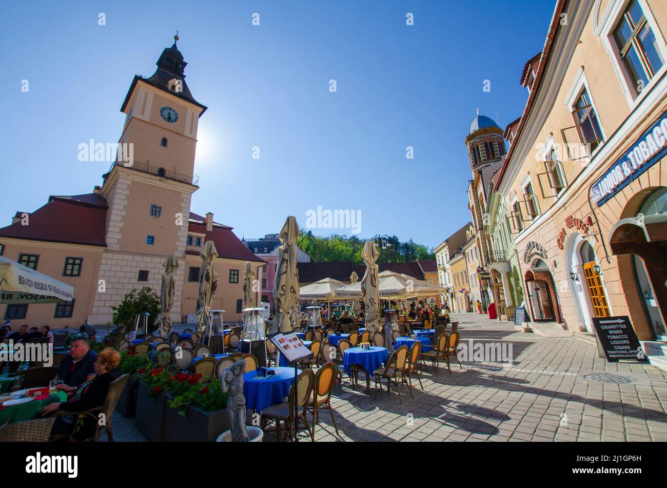 Vista generale della Piazza del Consiglio nel centro storico di Brasov, Romania. La Casa del Consiglio domina il centro-sinistra dell'immagine - Foto: Geopix Foto Stock