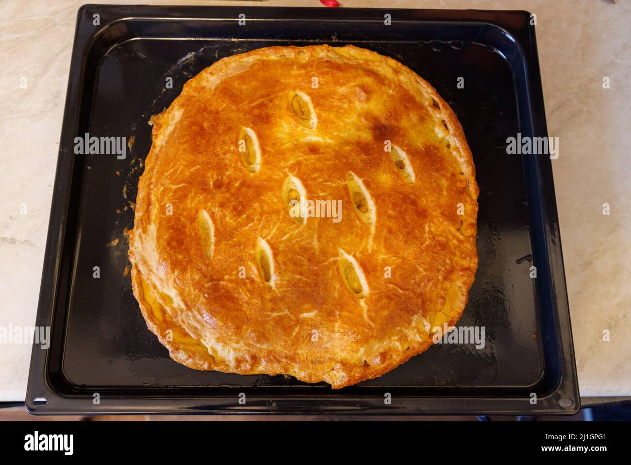 torta di ossezia domestica appena sfornata su un foglio da forno Foto Stock