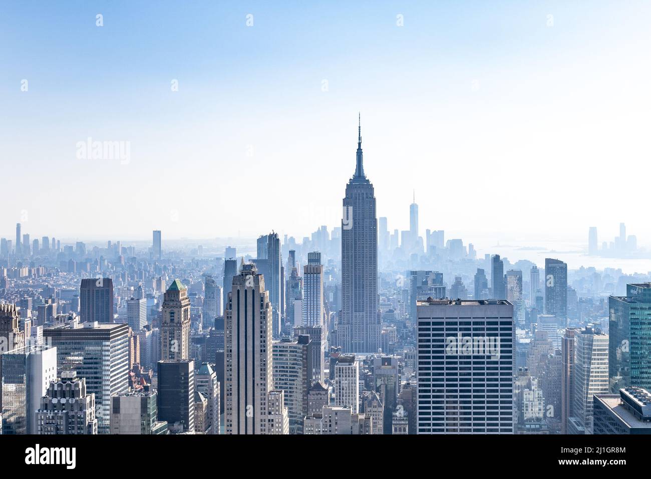 New York, USA, 16March 2022. L'Empire state Building e Lower Manhattan si godono viste panoramiche dalla cima della roccia al Rockefeller Center. Credito: IT Foto Stock