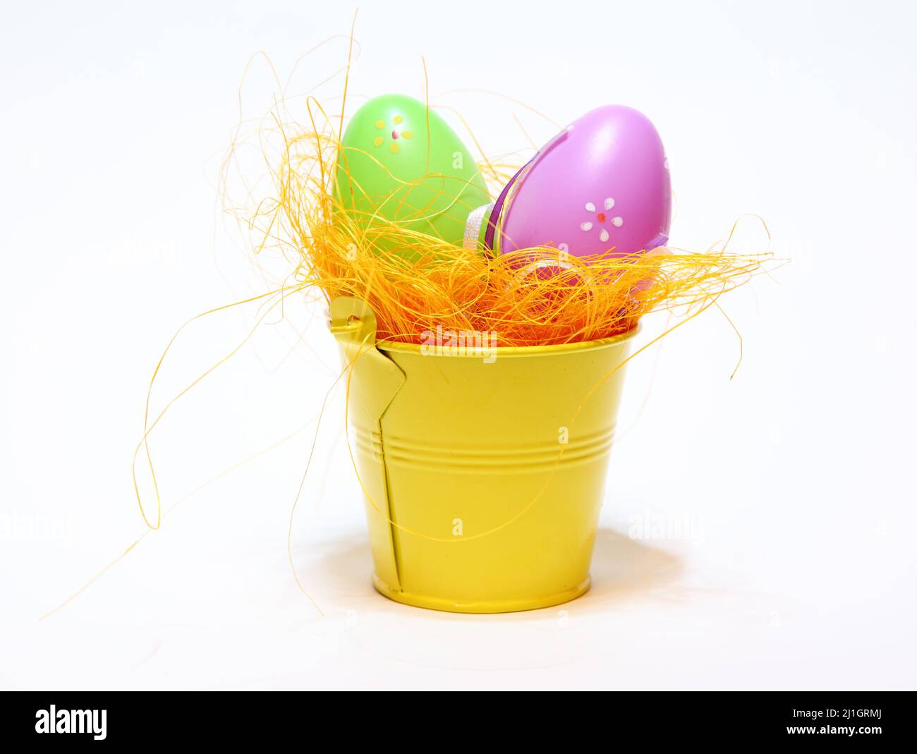 Uova di Pasqua e polli su sfondo bianco isolato Foto Stock