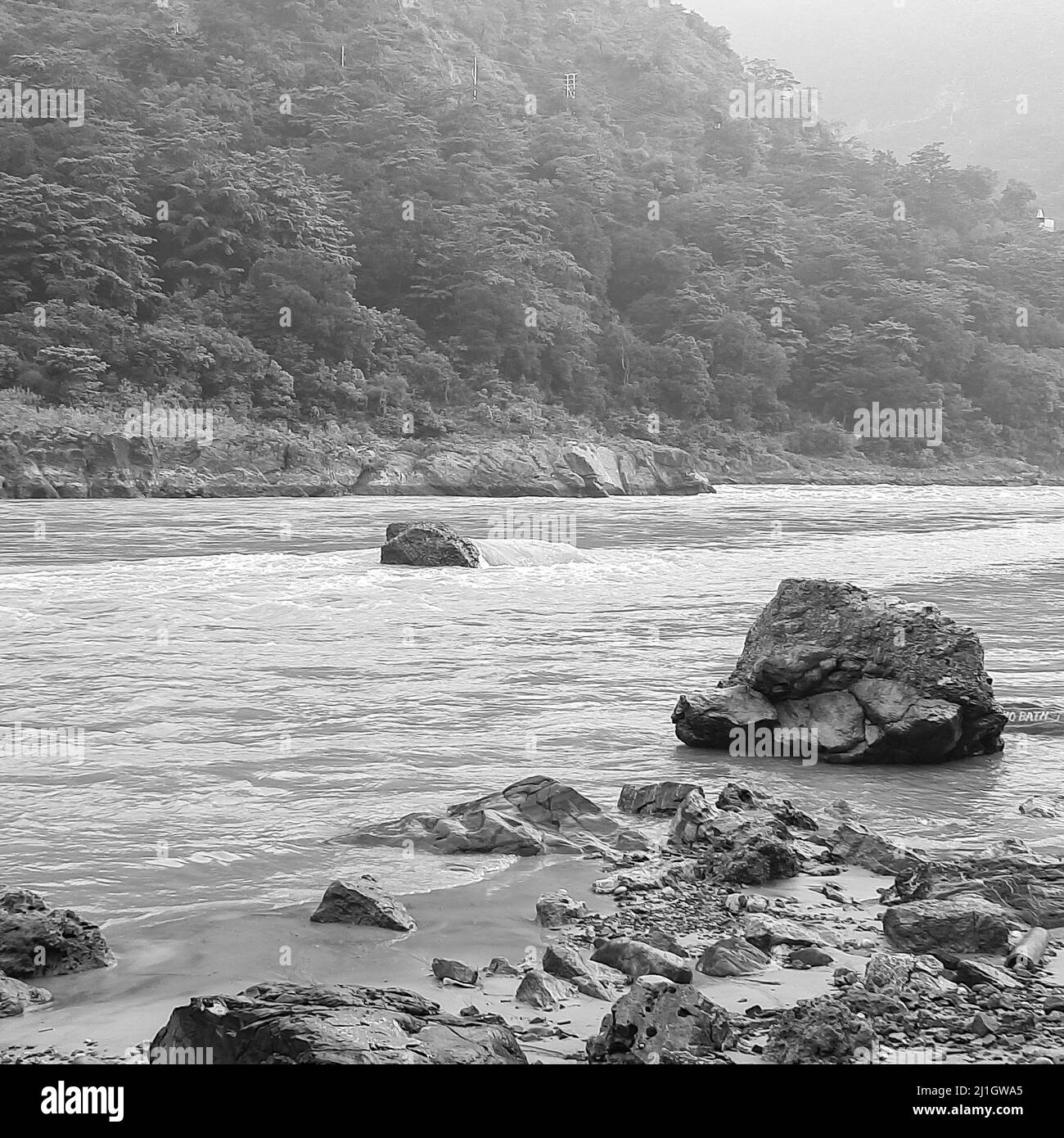 Vista mattutina alla spiaggia GOA situata a Rishikesh Uttarakhand vicino Laxman Jhula, vista pulita del fiume Ganga a Rishikesh durante la prima mattina, mondo Foto Stock
