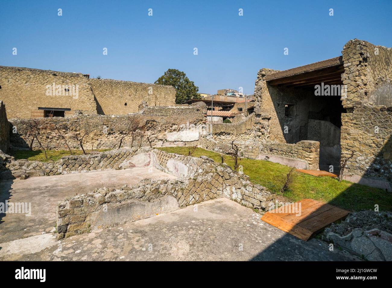 La Casa del Gem, gioiello del Parco Archeologico di Ercolano, famosa per i suoi preziosi mosaici pavimento la Casa del Gem prende il nome dalla scoperta di una gemma con l'immagine di Livia erroneamente attribuita a questa casa, Quando infatti proviene dalla Casa di Granianus, che un tempo faceva parte di un'unica grande domus che si affaccia sul mare, probabilmente appartenente alla famiglia di Marco Nonius Balbus, E presenta nel triclinio uno dei più bei mosaici geometrici in bianco e nero di Ercolano Foto Stock