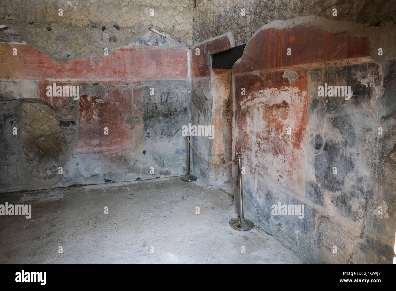 La Casa del Gem, gioiello del Parco Archeologico di Ercolano, famosa per i suoi preziosi mosaici pavimento la Casa del Gem prende il nome dalla scoperta di una gemma con l'immagine di Livia erroneamente attribuita a questa casa, Quando infatti proviene dalla Casa di Granianus, che un tempo faceva parte di un'unica grande domus che si affaccia sul mare, probabilmente appartenente alla famiglia di Marco Nonius Balbus, E presenta nel triclinio uno dei più bei mosaici geometrici in bianco e nero di Ercolano Foto Stock