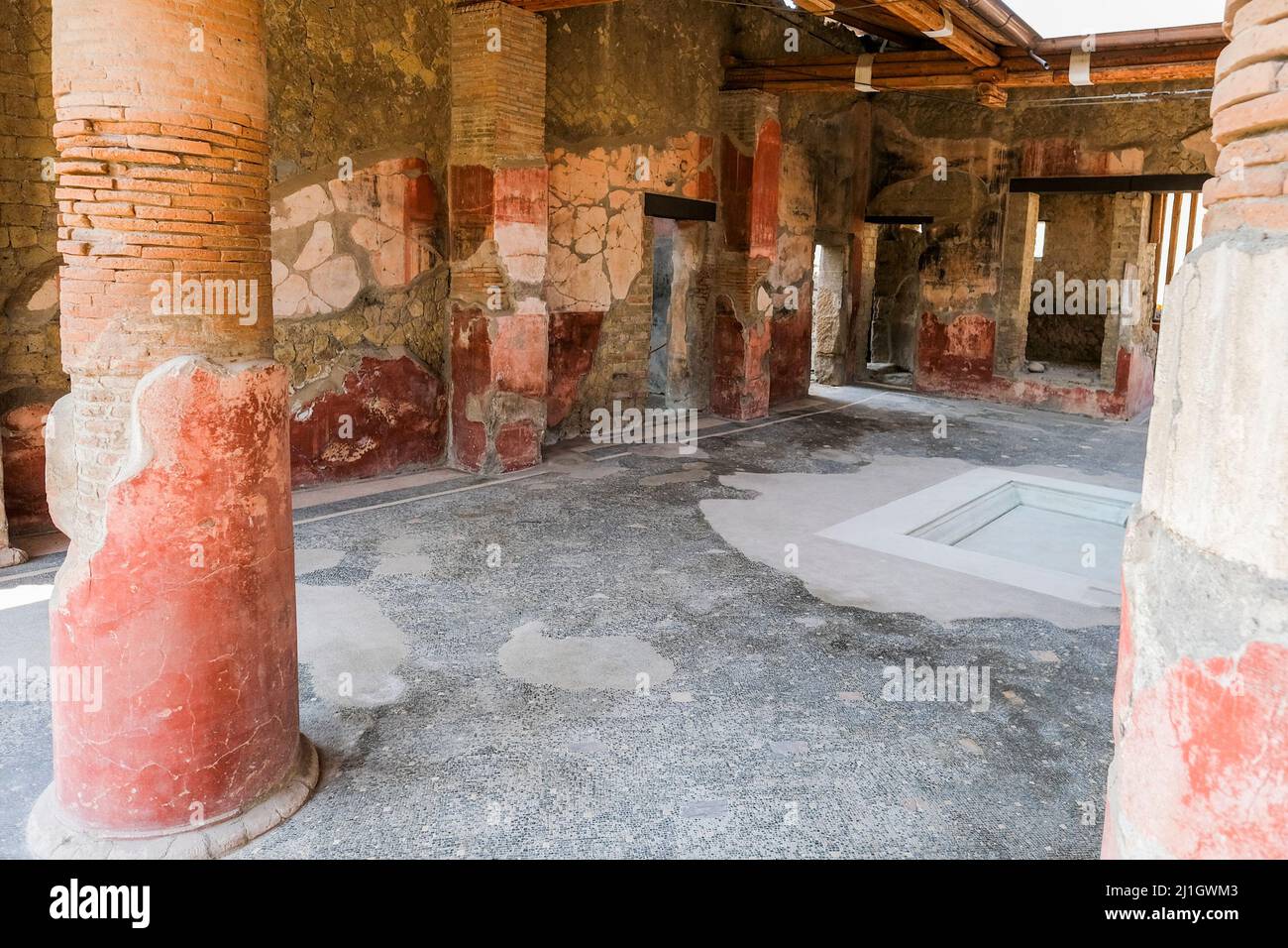 La Casa del Gem, gioiello del Parco Archeologico di Ercolano, famosa per i suoi preziosi mosaici pavimento la Casa del Gem prende il nome dalla scoperta di una gemma con l'immagine di Livia erroneamente attribuita a questa casa, Quando infatti proviene dalla Casa di Granianus, che un tempo faceva parte di un'unica grande domus che si affaccia sul mare, probabilmente appartenente alla famiglia di Marco Nonius Balbus, E presenta nel triclinio uno dei più bei mosaici geometrici in bianco e nero di Ercolano Foto Stock