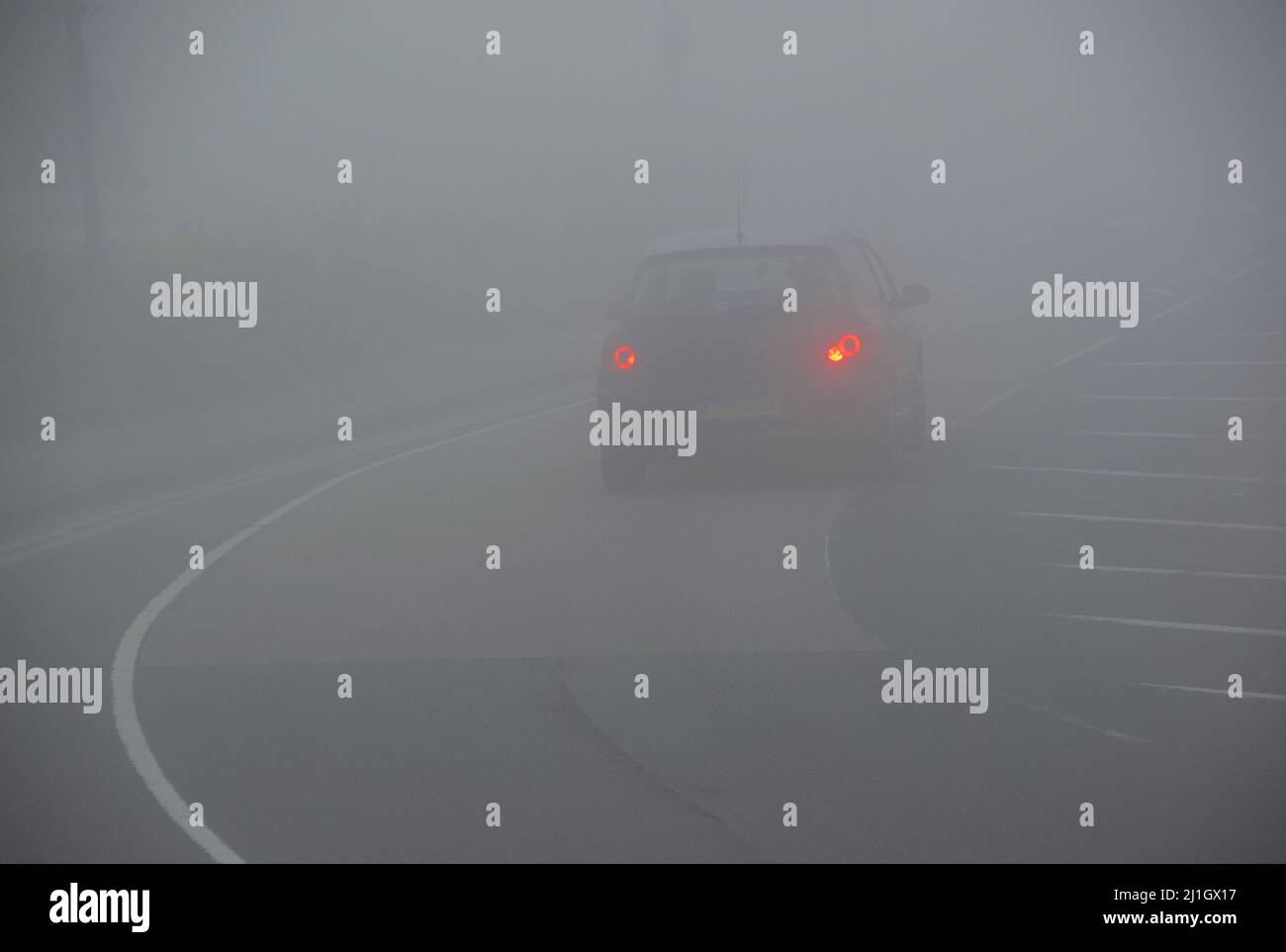 25/03/2022 Gravesend UK traffico che attraversa le strade fogbound di Gravesend nel Kent. Foto Stock