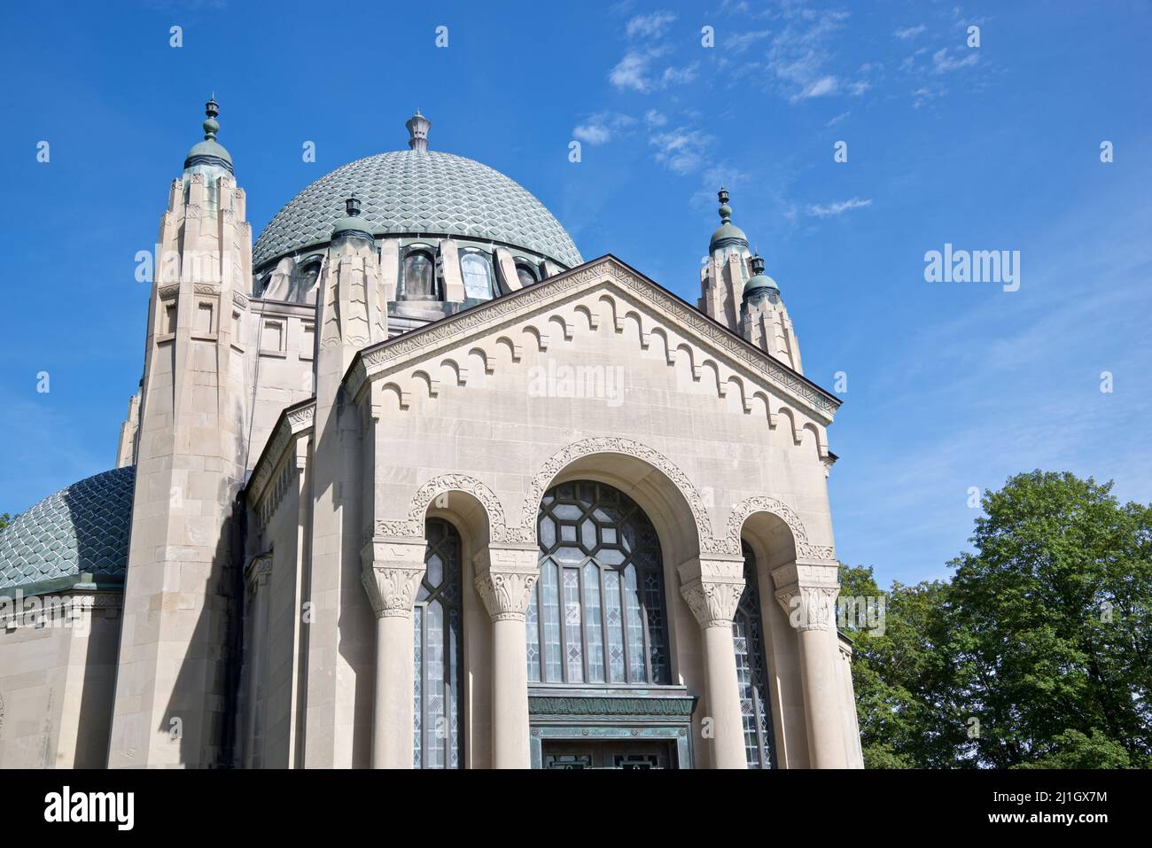 Esterno dell'edificio in stile gotico Memorial con cupola architettonica e vetrate colorate Foto Stock