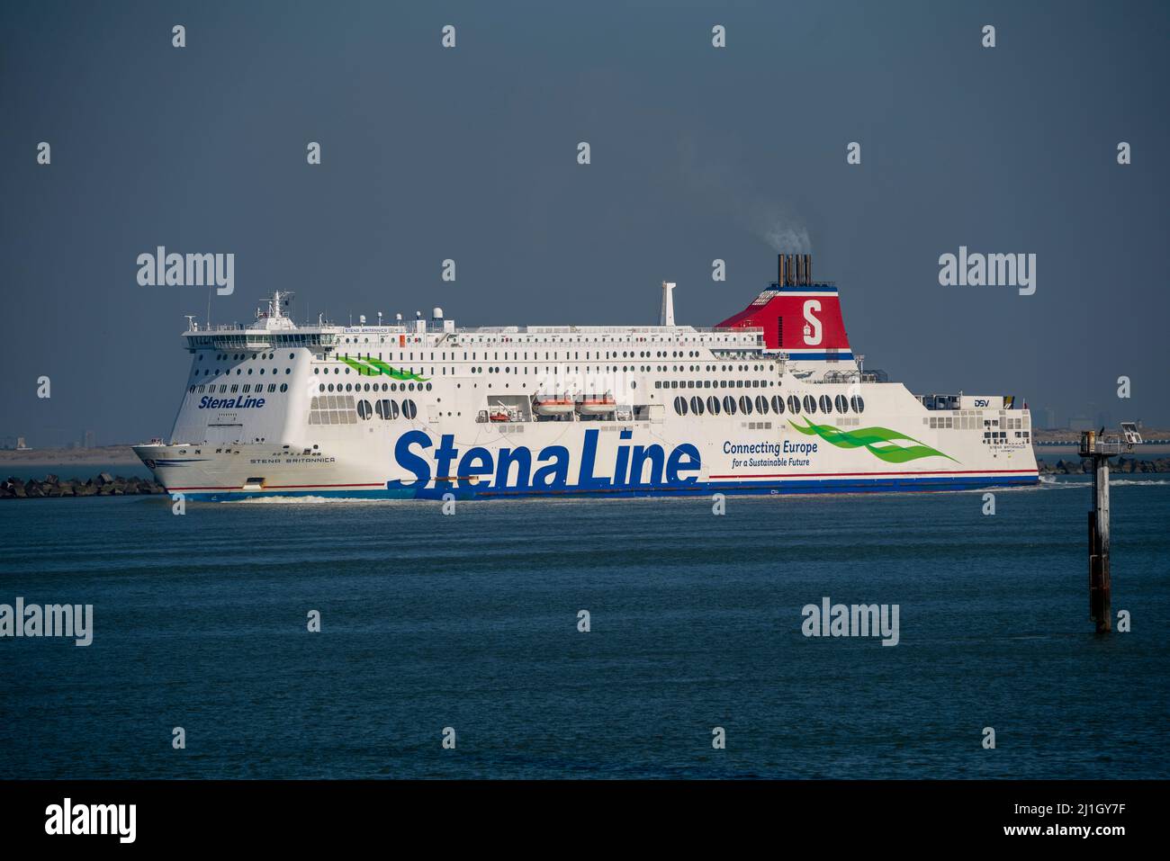 Traghetto passeggeri e cargo di Stena Line, Stena Britannica, opera tra Hook van Holland e Harwich in GB, ingresso al porto di mare profondo Maa Foto Stock