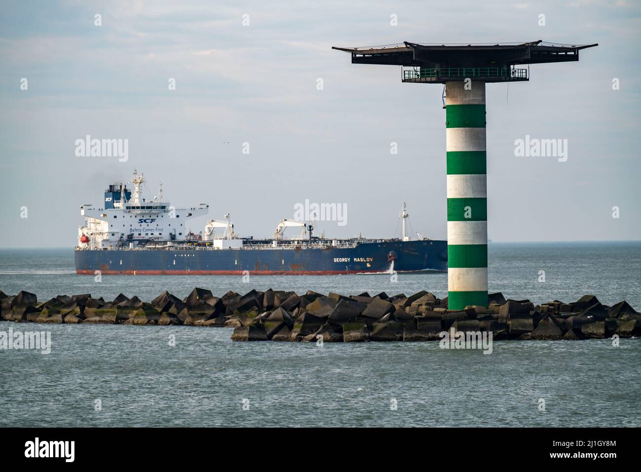 Petroliera Georgy Maslov, all'ingresso del porto di acque profonde Maasvlakte 2, il porto marittimo di Rotterdam, Paesi Bassi, su una zona artificiale di terra di Foto Stock