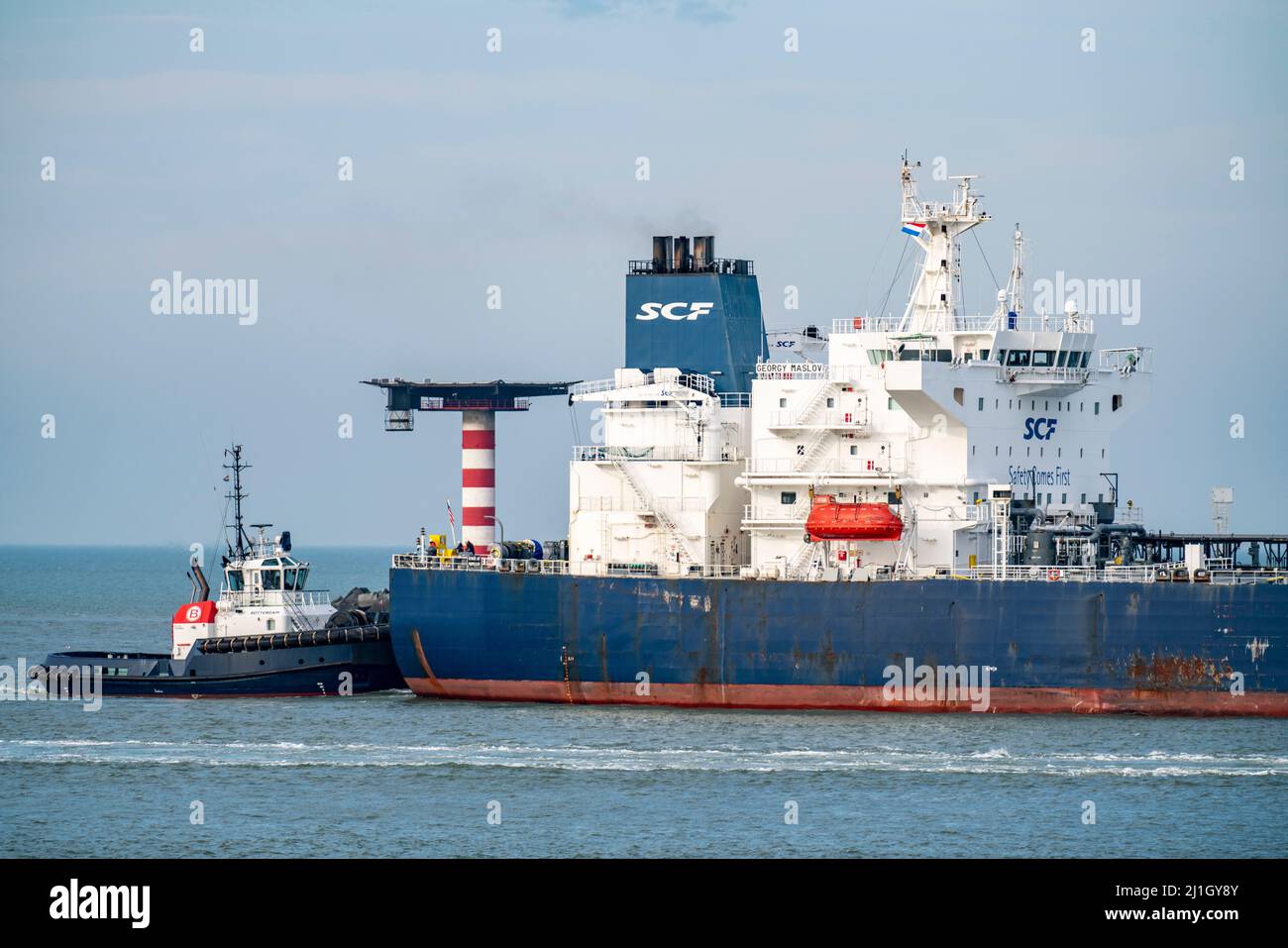 Petroliera Georgy Maslov, all'ingresso del porto di acque profonde Maasvlakte 2, il porto marittimo di Rotterdam, Paesi Bassi, su una zona artificiale di terra di Foto Stock