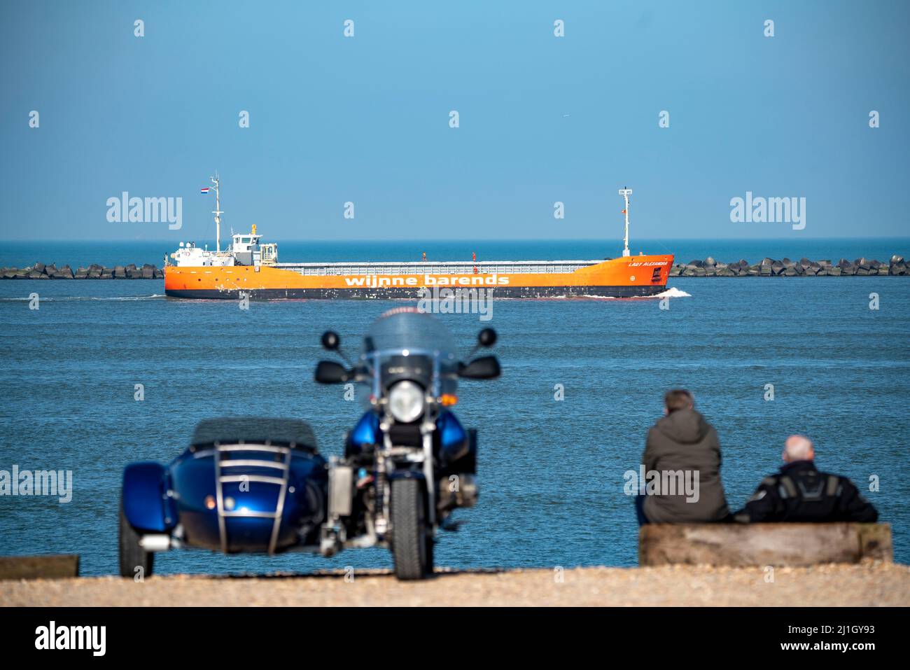 Imbarcazione costiera a motore Sea-River Liner 3700, della compagnia di navigazione Wijnne Barends, Lady Alexandra all'ingresso del porto di acque profonde Maasvlakte Foto Stock