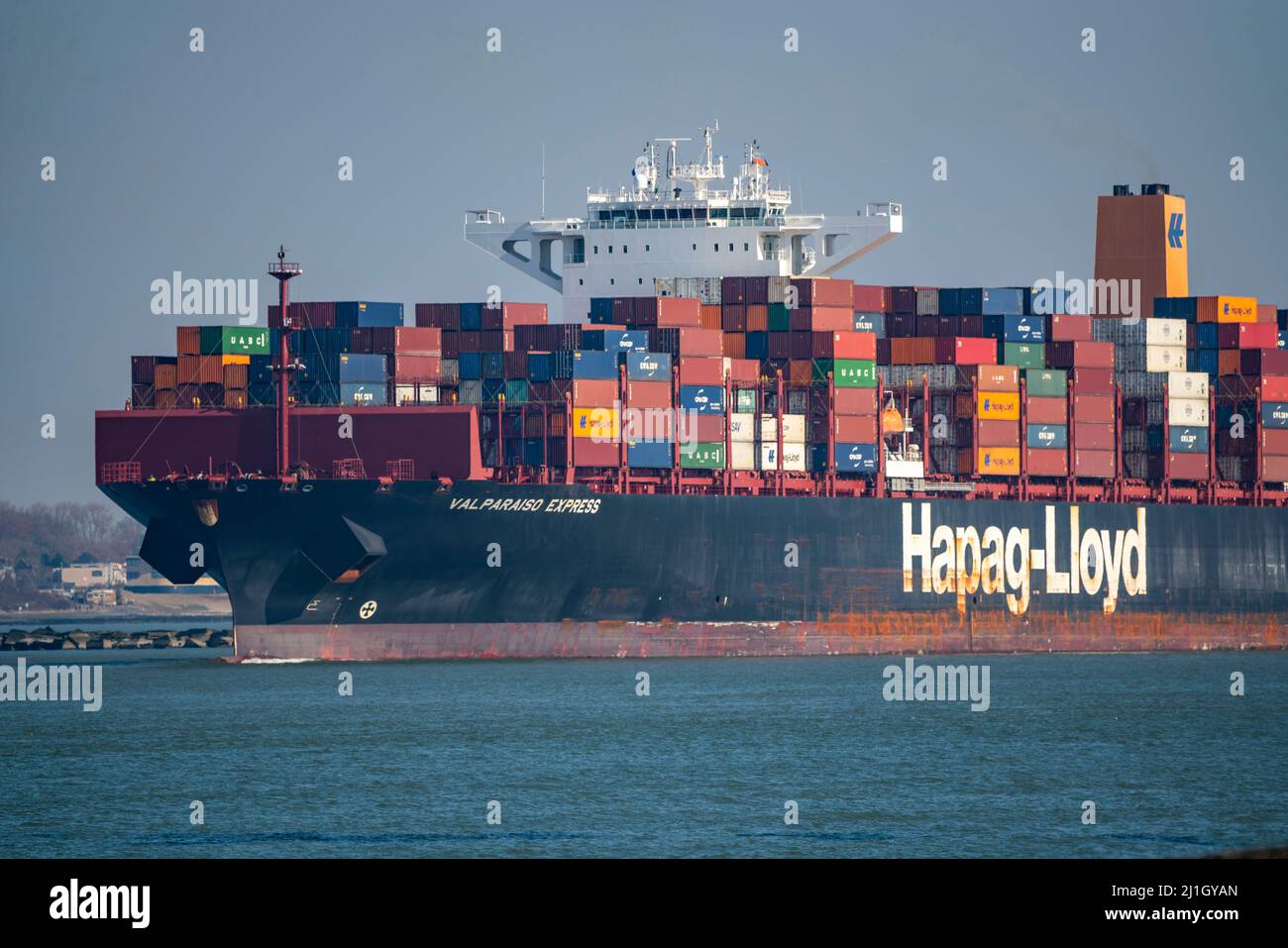 Nave da carico VALPARAISO EXPRESS, di proprietà di Hapag-Lloyd, all'uscita del porto di Deep Water Port Maasvlakte 2, il porto marittimo di Rotterdam, la NE Foto Stock