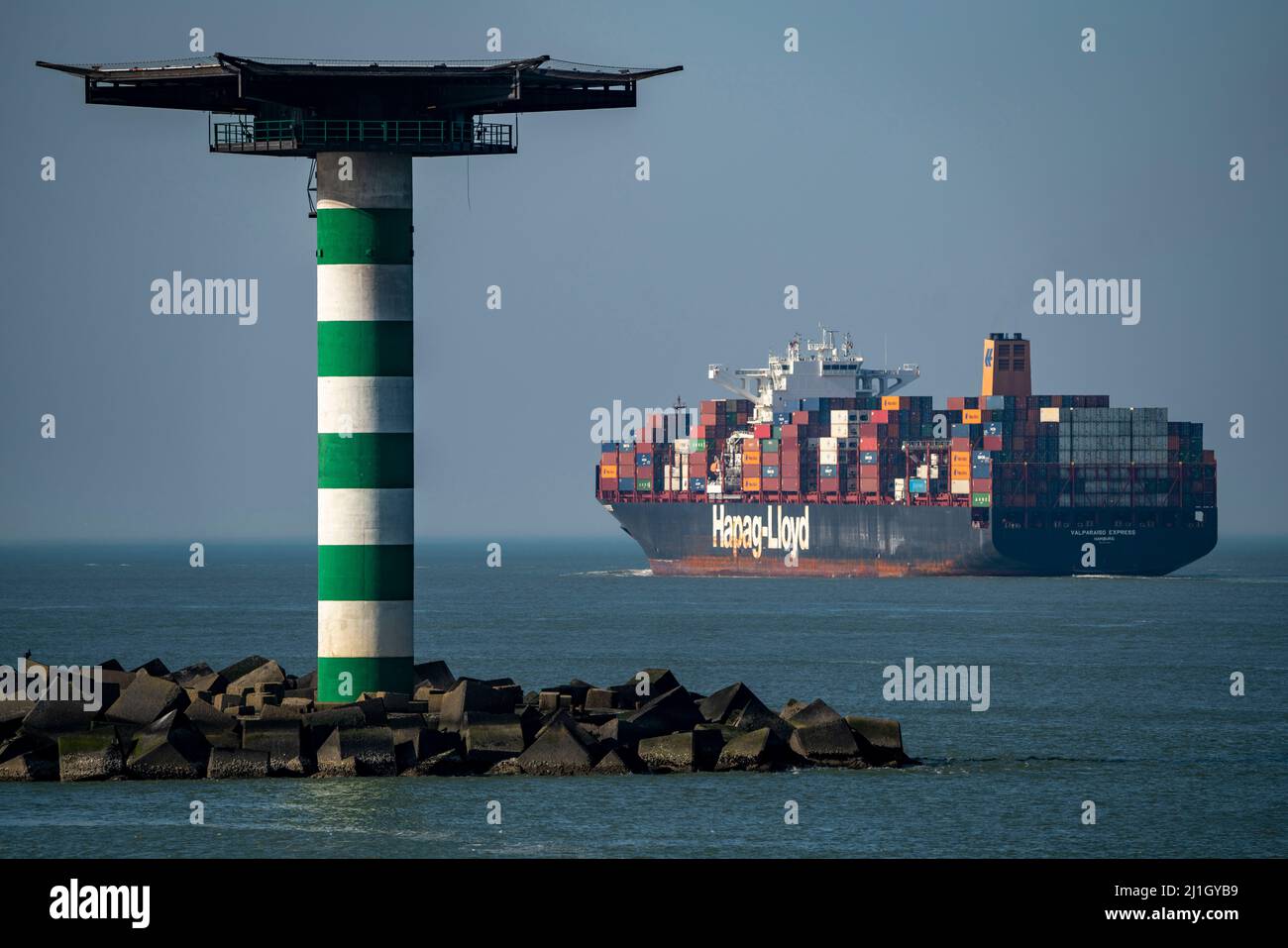 Nave da carico VALPARAISO EXPRESS, di proprietà di Hapag-Lloyd, all'uscita del porto di Deep Water Port Maasvlakte 2, il porto marittimo di Rotterdam, la NE Foto Stock