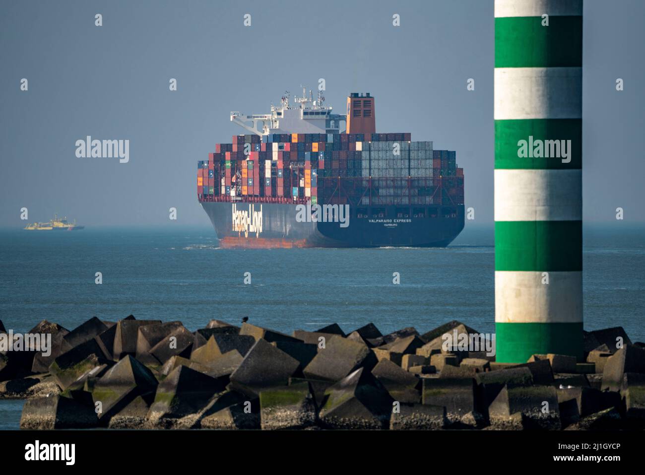 Nave da carico VALPARAISO EXPRESS, di proprietà di Hapag-Lloyd, all'uscita del porto di Deep Water Port Maasvlakte 2, il porto marittimo di Rotterdam, la NE Foto Stock