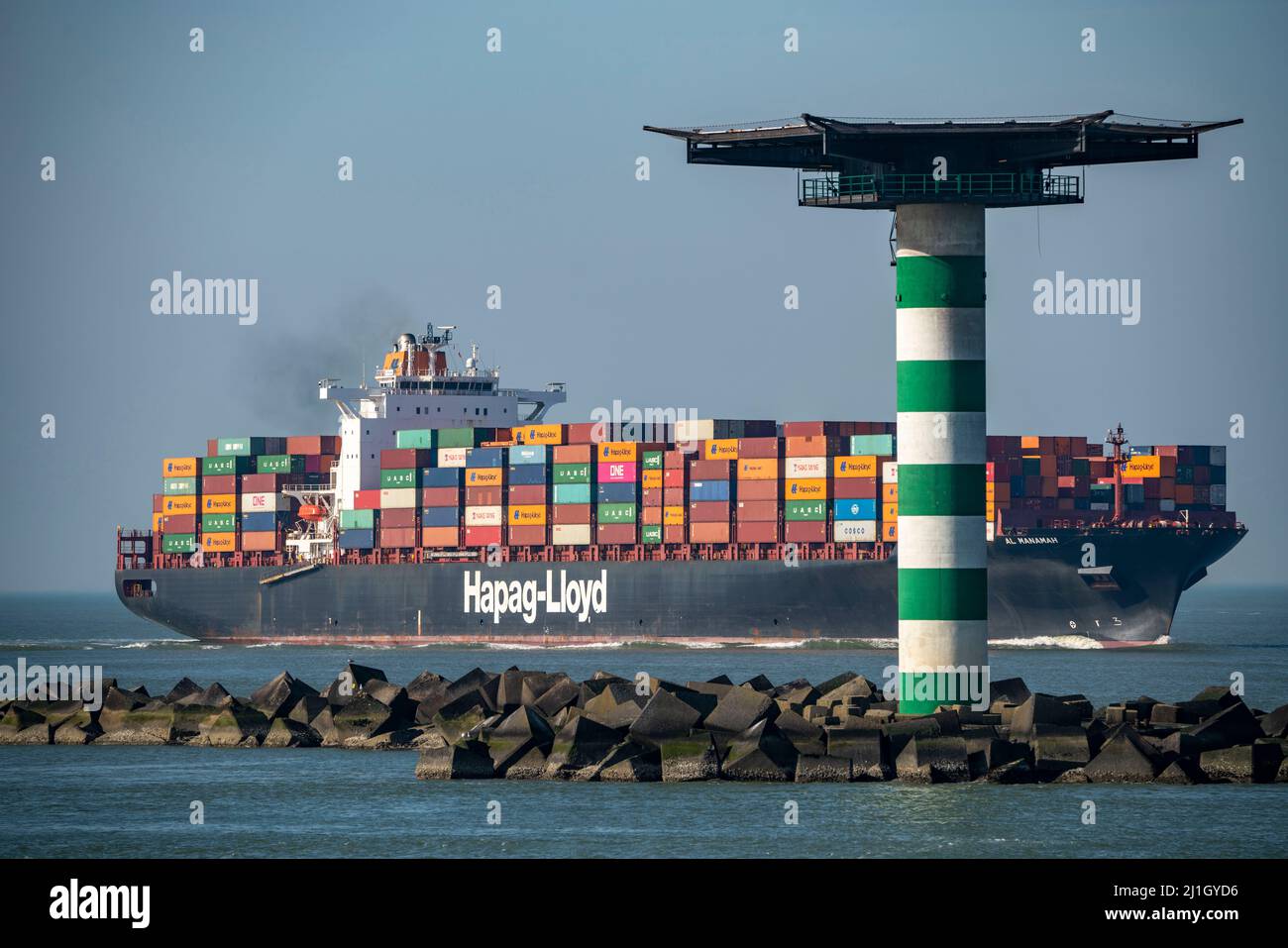 Nave da carico container al Manamah, di proprietà di Hapag-Lloyd, all'ingresso del porto di mare profondo Maasvlakte 2, il porto marittimo di Rotterdam, Paesi Bassi Foto Stock