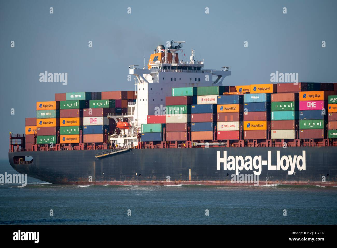 Nave da carico container al Manamah, di proprietà di Hapag-Lloyd, all'ingresso del porto di mare profondo Maasvlakte 2, il porto marittimo di Rotterdam, Paesi Bassi Foto Stock