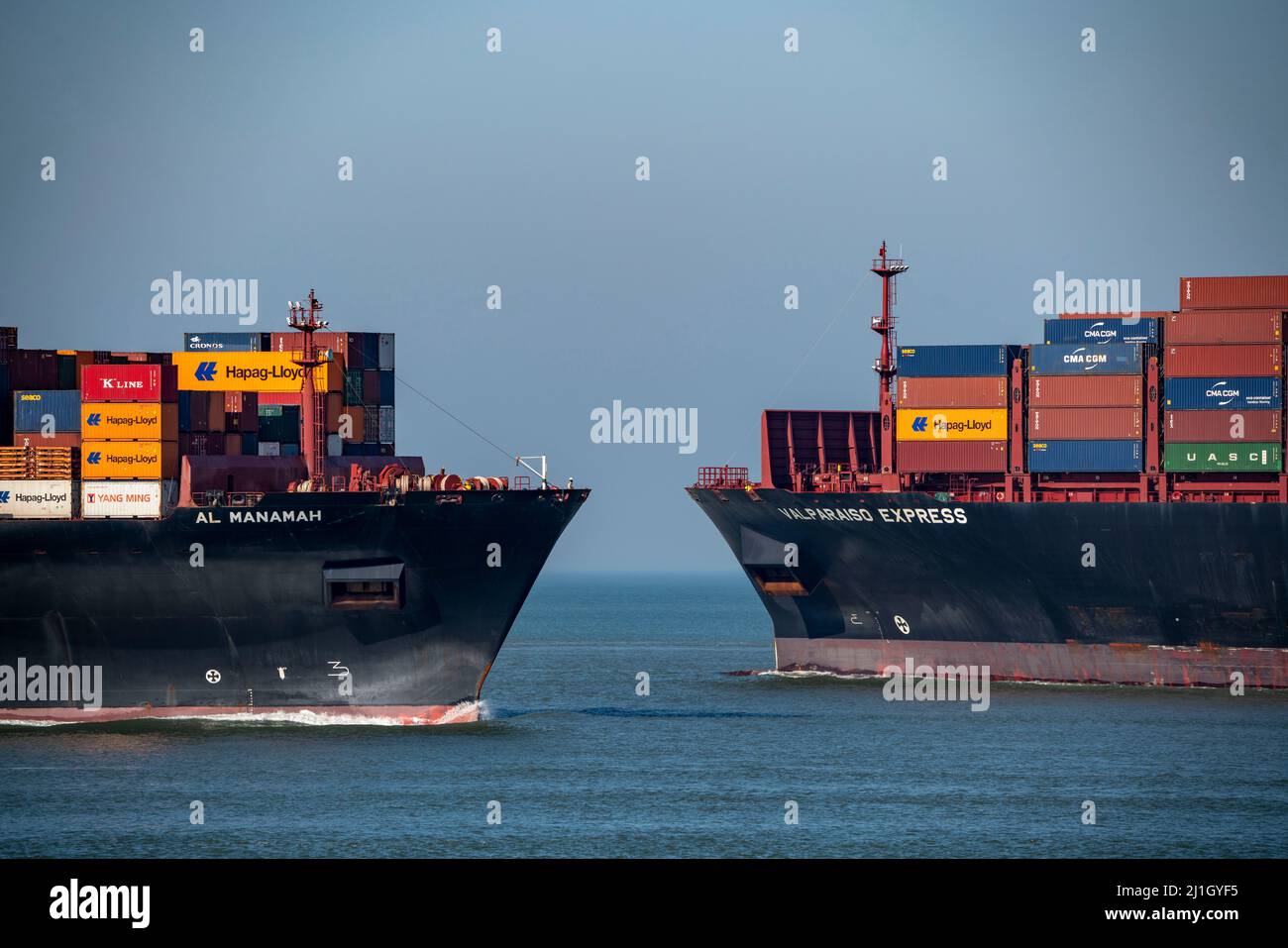 Nave da carico Container al Manamah, di proprietà di Hapag-Lloyd, e VALPARAISO EXPRESS, con partenza, all'ingresso del porto di acque profonde Maasvlakte 2, t Foto Stock