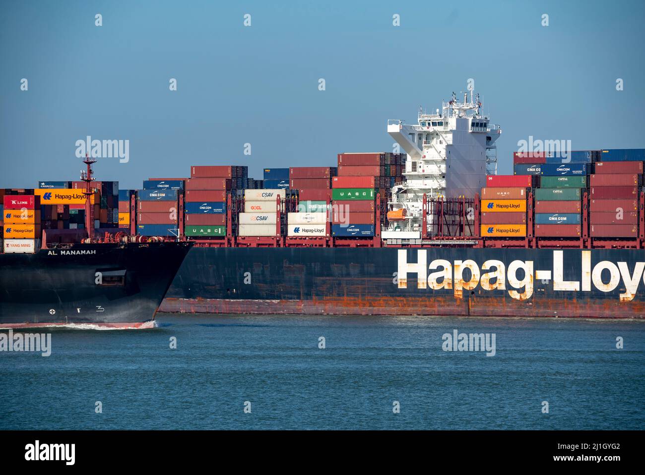 Nave da carico Container al Manamah, di proprietà di Hapag-Lloyd, e VALPARAISO EXPRESS, con partenza, all'ingresso del porto di acque profonde Maasvlakte 2, t Foto Stock