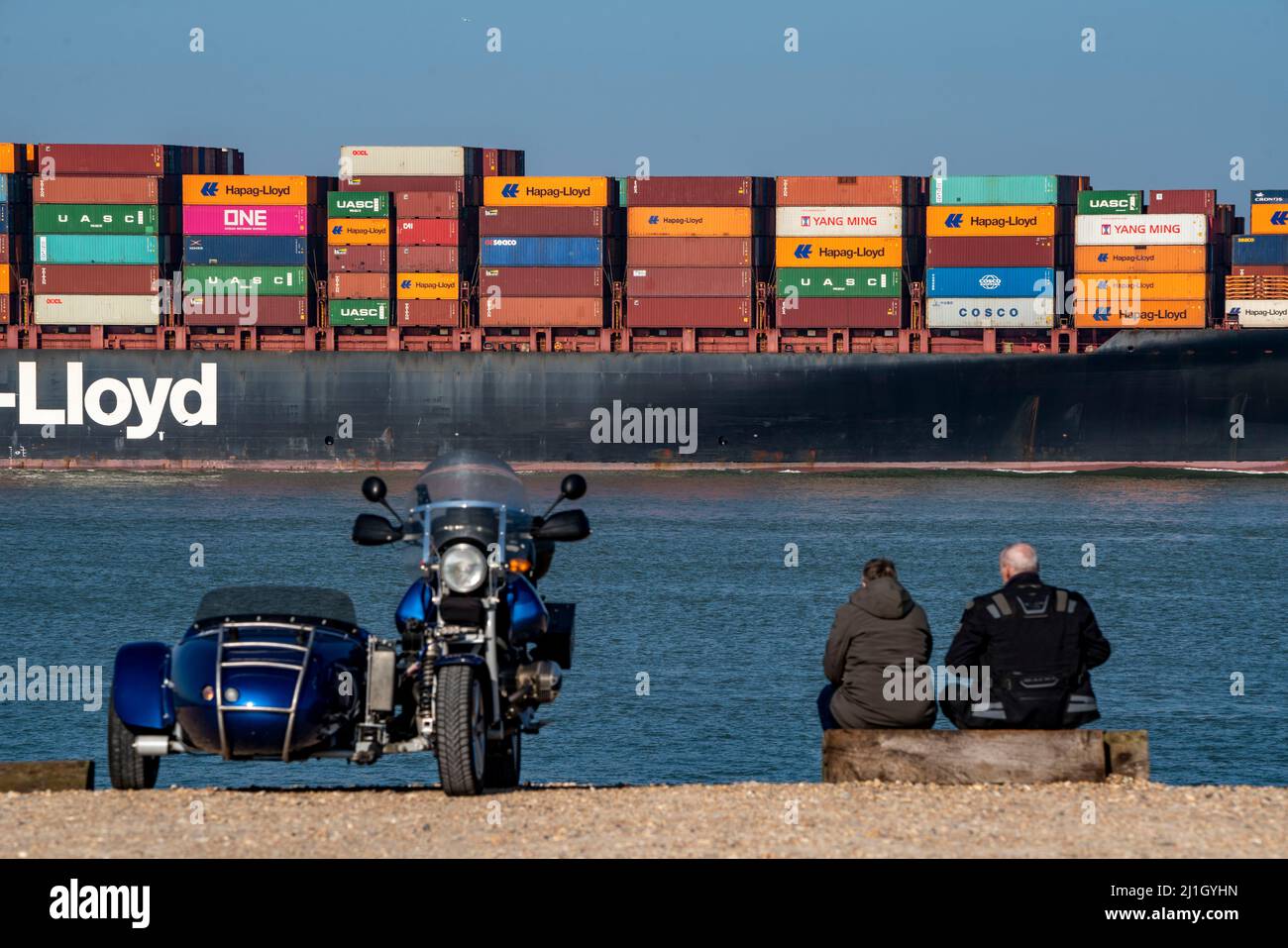 Nave da carico Container al Manamah, di proprietà di Hapag-Lloyd, all'ingresso del porto del porto di mare profondo Maasvlakte 2, il porto marittimo di Rotterdam, Paesi Bassi Foto Stock