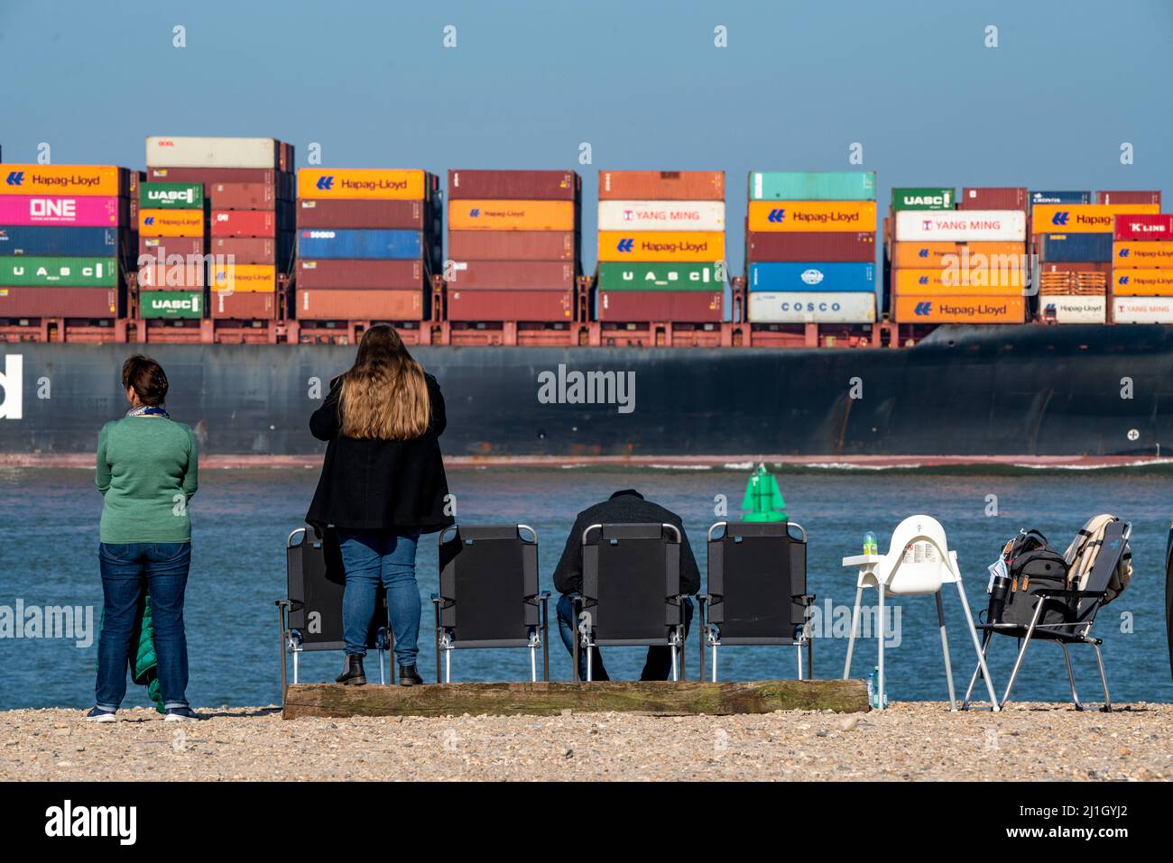 Nave da carico Container al Manamah, di proprietà di Hapag-Lloyd, all'ingresso del porto del porto di mare profondo Maasvlakte 2, il porto marittimo di Rotterdam, Paesi Bassi Foto Stock