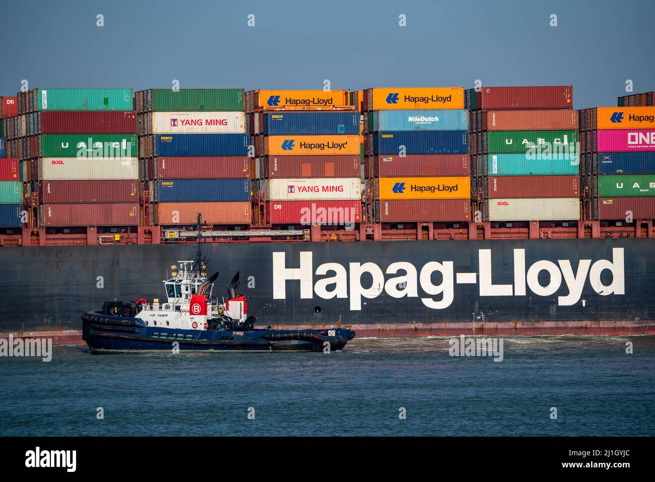 Nave da carico Container al Manamah, di proprietà di Hapag-Lloyd, all'ingresso del porto del porto di mare profondo Maasvlakte 2, il porto marittimo di Rotterdam, Paesi Bassi Foto Stock