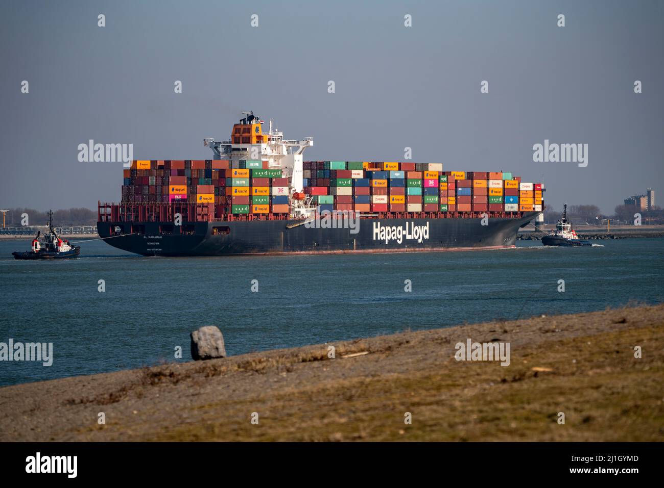 Nave da carico Container al Manamah, di proprietà di Hapag-Lloyd, all'ingresso del porto del porto di mare profondo Maasvlakte 2, il porto marittimo di Rotterdam, Paesi Bassi Foto Stock
