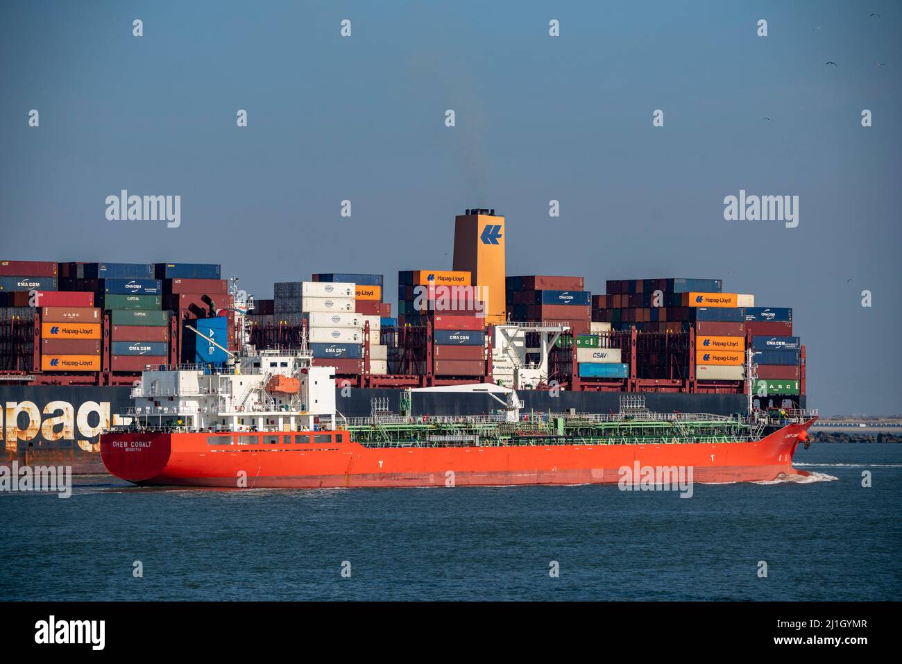 Nave da carico Container al Manamah, di proprietà di Hapag-Lloyd, all'ingresso del porto del porto di mare profondo Maasvlakte 2, il porto marittimo di Rotterdam, Paesi Bassi Foto Stock