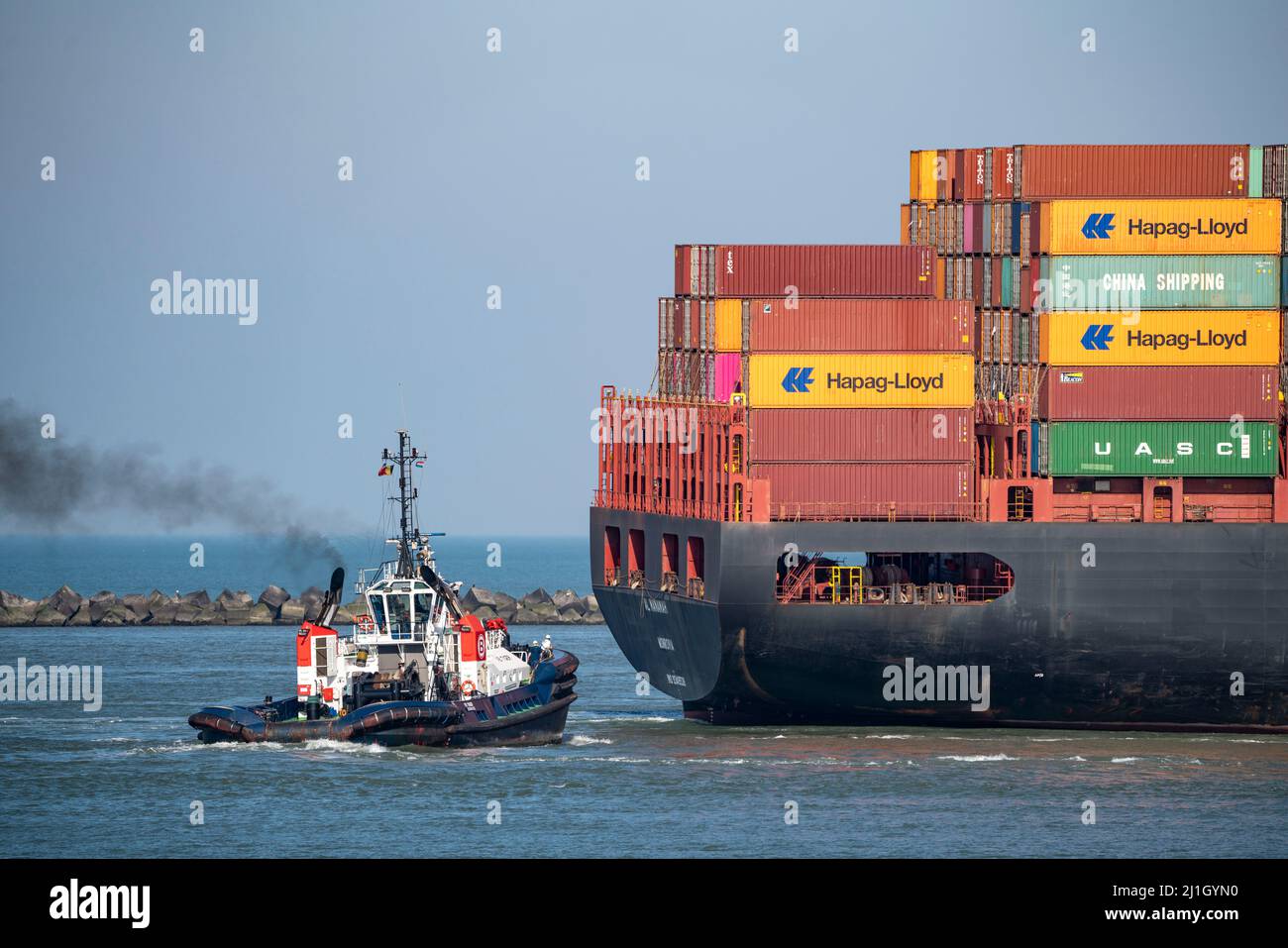 Nave da carico Container al Manamah, di proprietà di Hapag-Lloyd, all'ingresso del porto del porto di mare profondo Maasvlakte 2, il porto marittimo di Rotterdam, Paesi Bassi Foto Stock