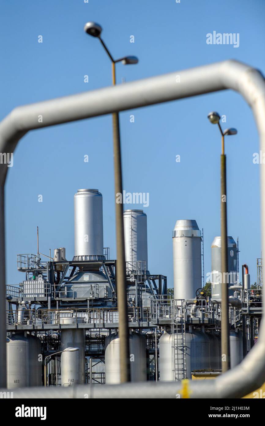 Salzwedel, Germania. 18th Mar 2022. Servizi della stazione centrale di Neptune Energy District East presso il sito di Altmark. Oggi, circa 125 pozzi di produzione hanno scoperto gas naturale da una profondità compresa tra 1250 e 3750 metri. Secondo l'azienda, quasi 300 milioni di metri cubi di gas naturale sono stati prodotti l'anno scorso dai 25 dipendenti del sito. Credit: Klaus-Dietmar Gabbert/dpa-Zentralbild/ZB/dpa/Alamy Live News Foto Stock