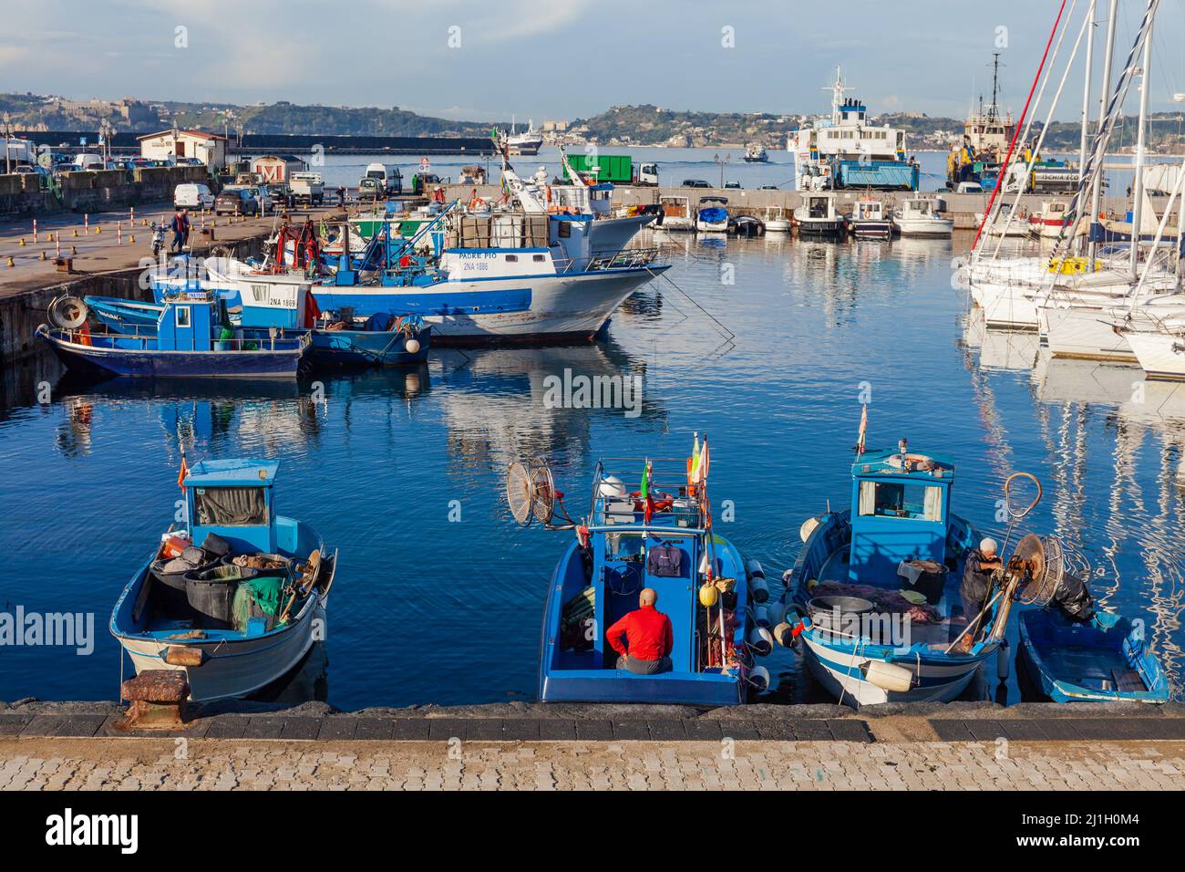 Il porto di Pozzuoli con i pescatori in barca al mattino Foto Stock